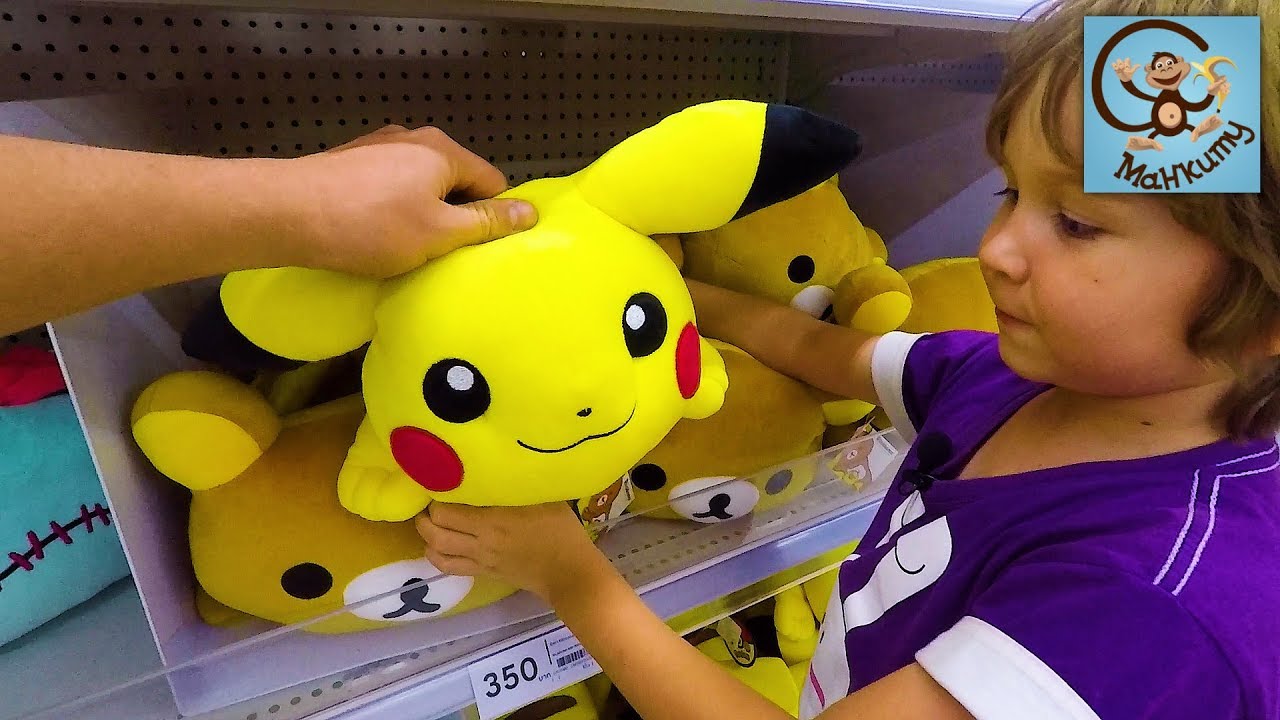 Маша и Медведь в Тайланде. Милан и Папа покупают новый шлем в магазине. Манкиту