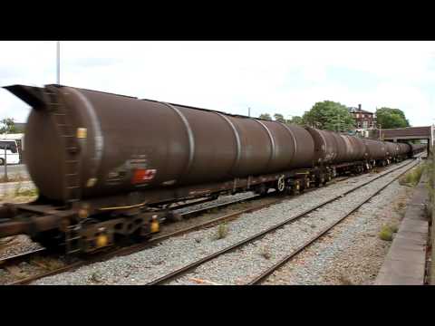 60011 hauls 6E38 away from Acton Mainline [HD]