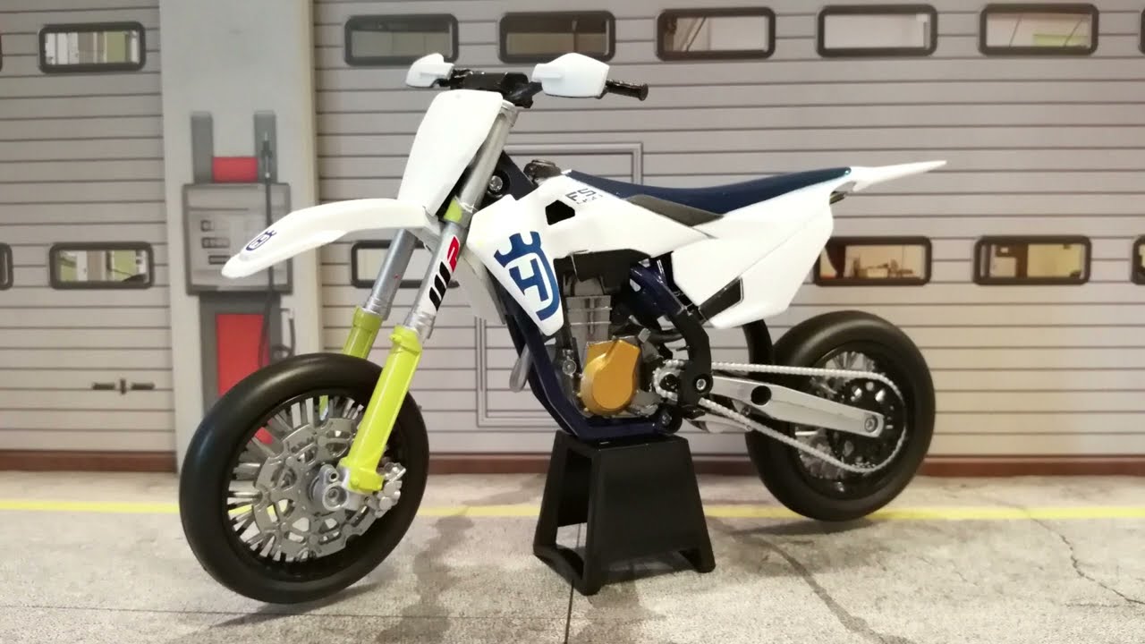 Husqvarna FS450 2019 Supermoto made by NewRay in scale 