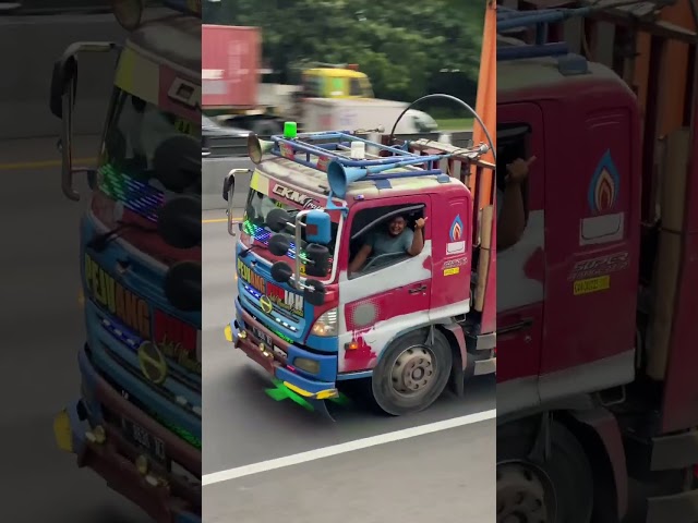 Suara Klakson Terompet Truk ini seperti Kapal Darat #truckspotting #shortsvideo class=