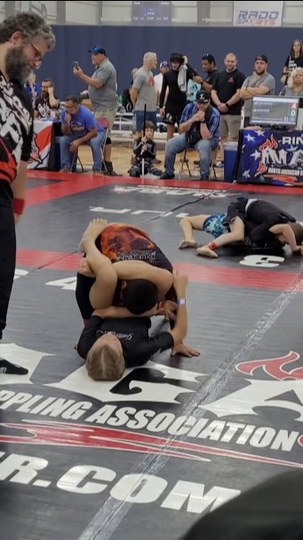 girl vs boy bjj 2025 - submission by triangle choke - YouTube