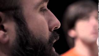 Miles Cooper Seaton e gli akron/family a cappella presso la Stazione Frigorifera Specializzata.