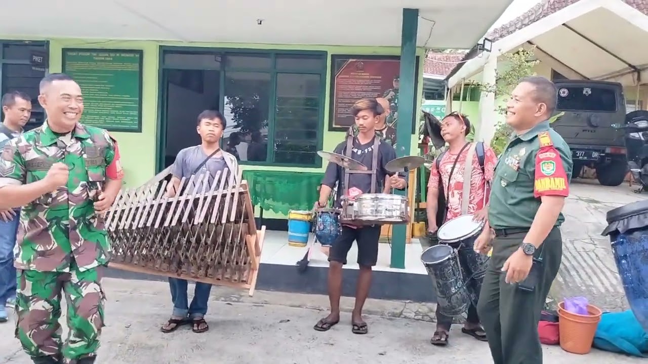 musik kreatif pengamen keliling di Koramil 1004 Tanjungsari