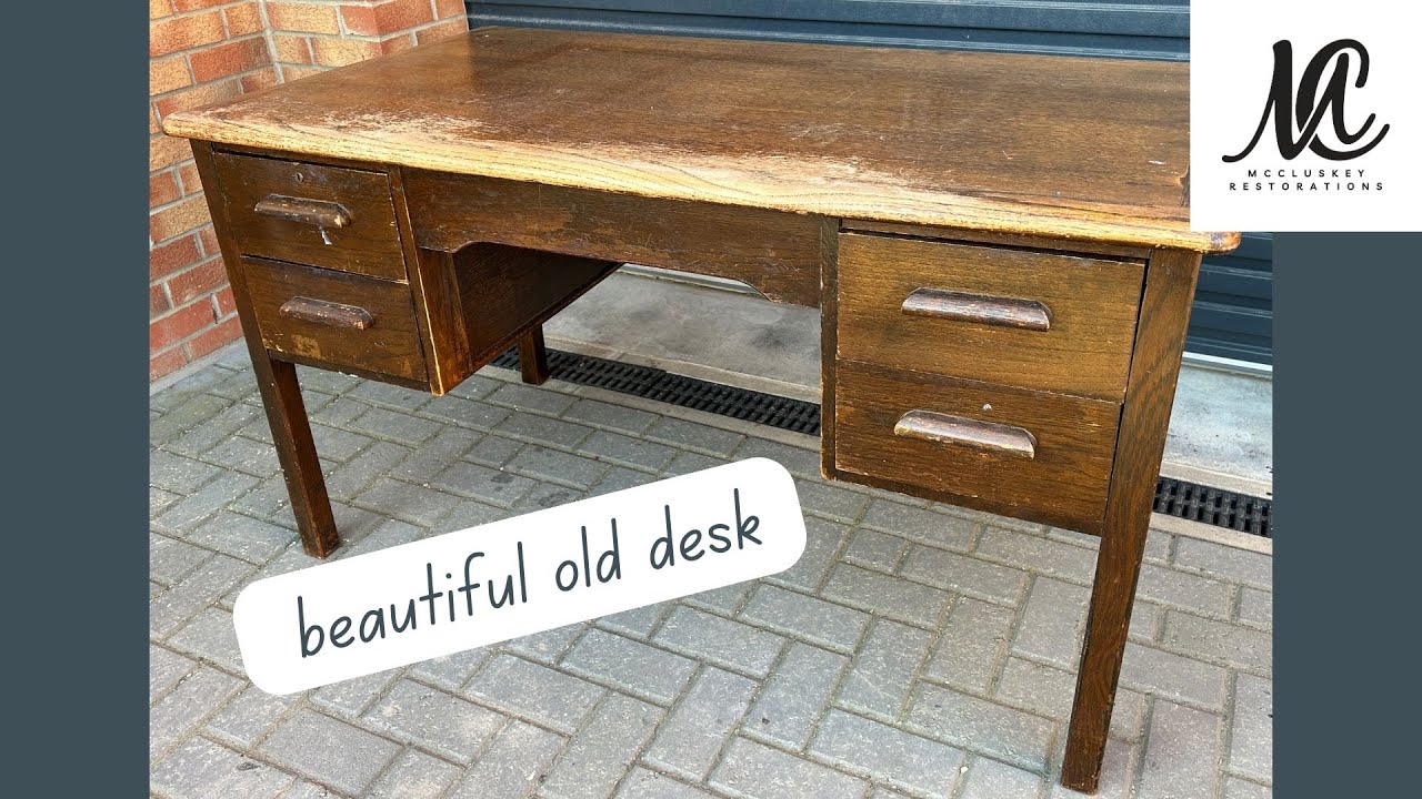 Заброшенный старинный учительский стол получает замечательную реставрацию