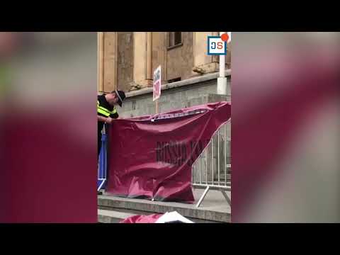 #ეSვიდეო პარლამენტის წინ ჩამოხეული ბანერი \"რუსეთი კლავს\" პოლიციელებმა ისევ დაამაგრეს