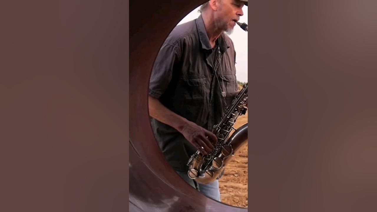 Using my fist to make the pipeline vibrate before I start playing the saxophone ! Using my fist to make the pipeline vibrate before I start playing the saxophone !