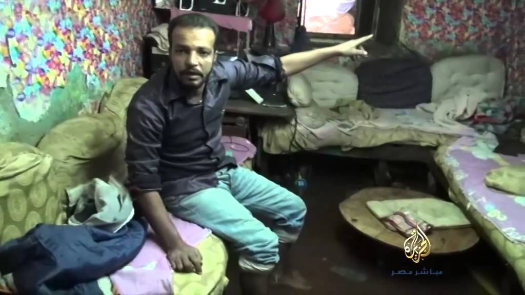 أسرة تعيش في منزل آيل للسقوط وغارق في مياه الصرف الصحي