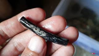 Sampel bahan black opal sempur terurai