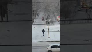Дед Мороз в Красноярске чистит улицы от снега