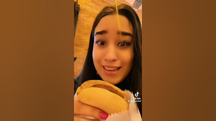 Emily vick comendo carne pela primeira vez.