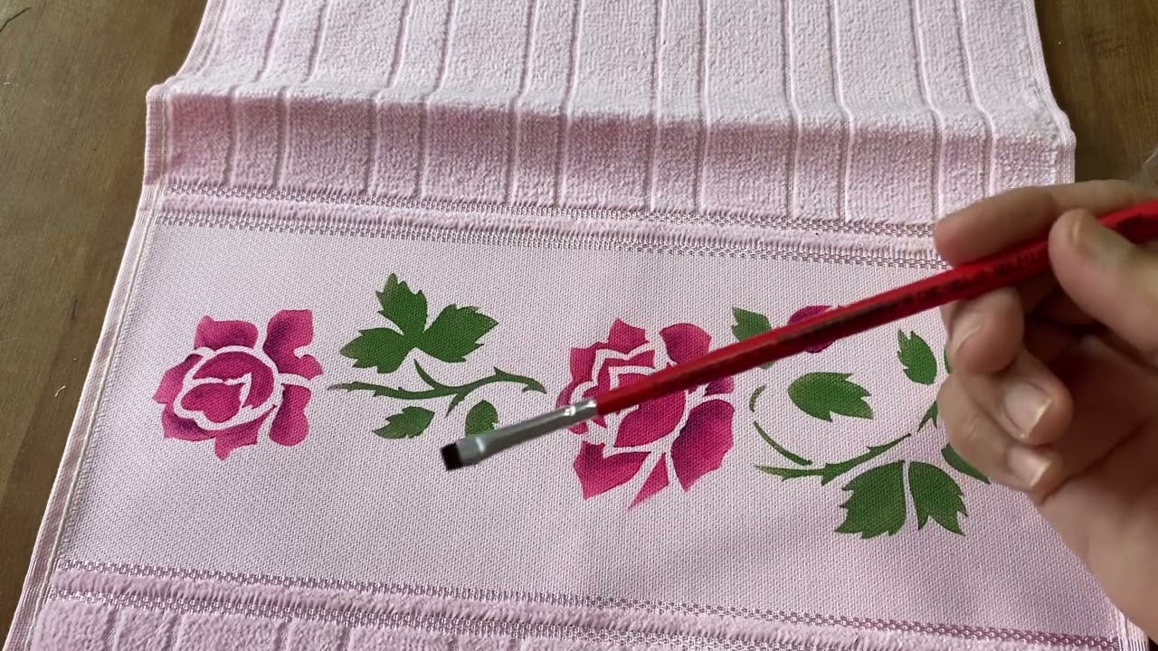 Pintura de rosa utilizando stencil na toalha de lavabo