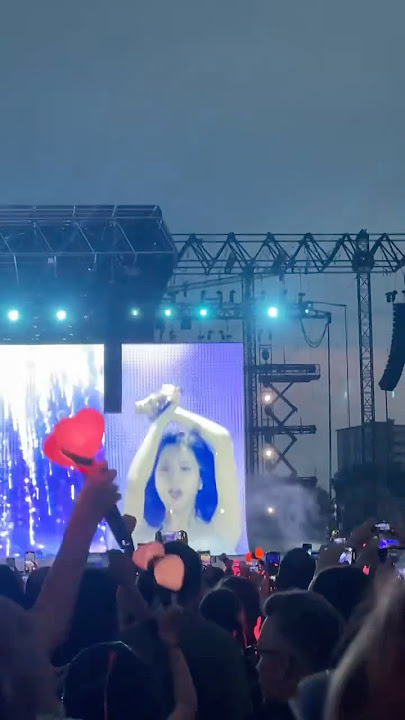 Jisoo solo performance on Earthquake at Milan, Italy 🥵 #blackpink #concert #tour