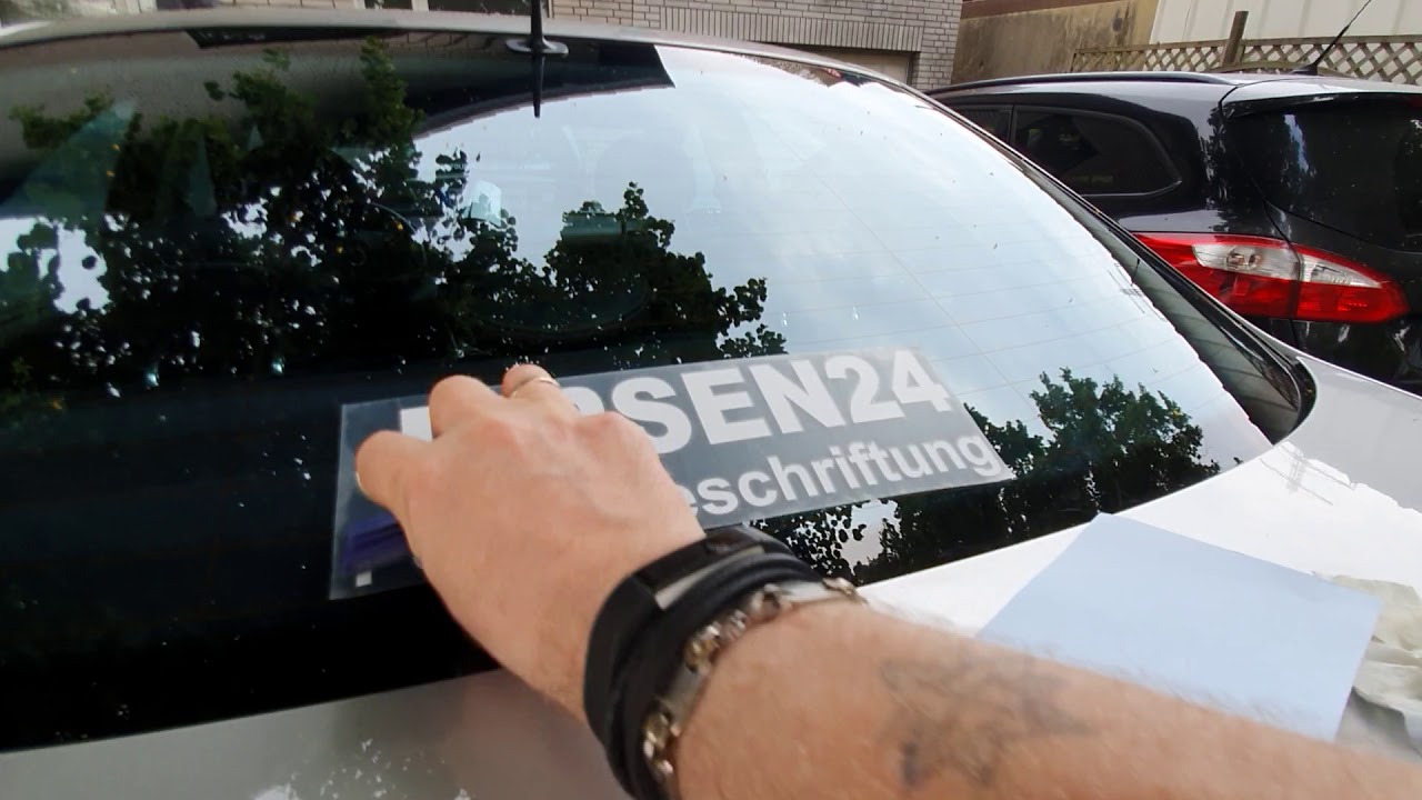 Folienaufkleber auf Heckscheibe richtig anbringen, trocken anbringen ...