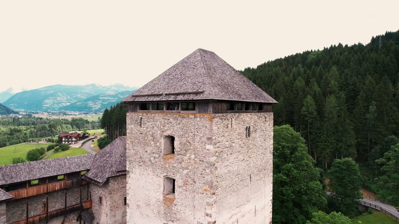 Burg Kaprun - Bergfried im Sommer