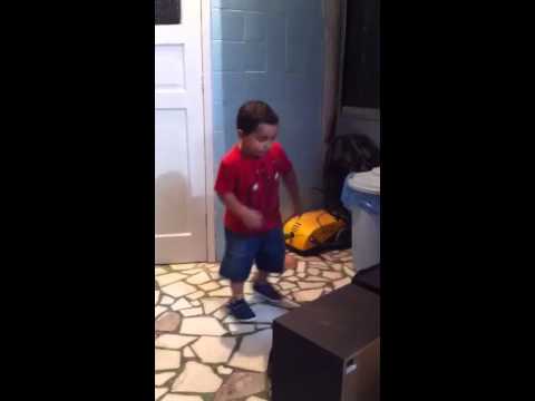 Daniel - Criança de 3 anos dançando funk.
