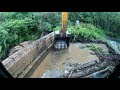Escavadeira XCMG XE 215BR limpando (Lama) depositada na  barragem da usina hidroelétrica