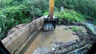 Escavadeira XCMG XE 215BR limpando (Lama) depositada na barragem da usina hidrelétrica