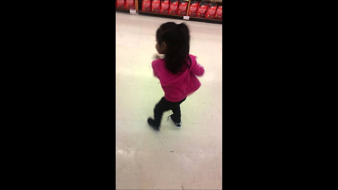 Little girl dances to mexican music in public 😂 YouTube