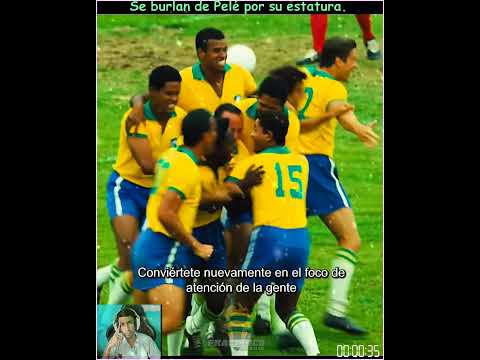 Se burlan de Pelé por su estatura.