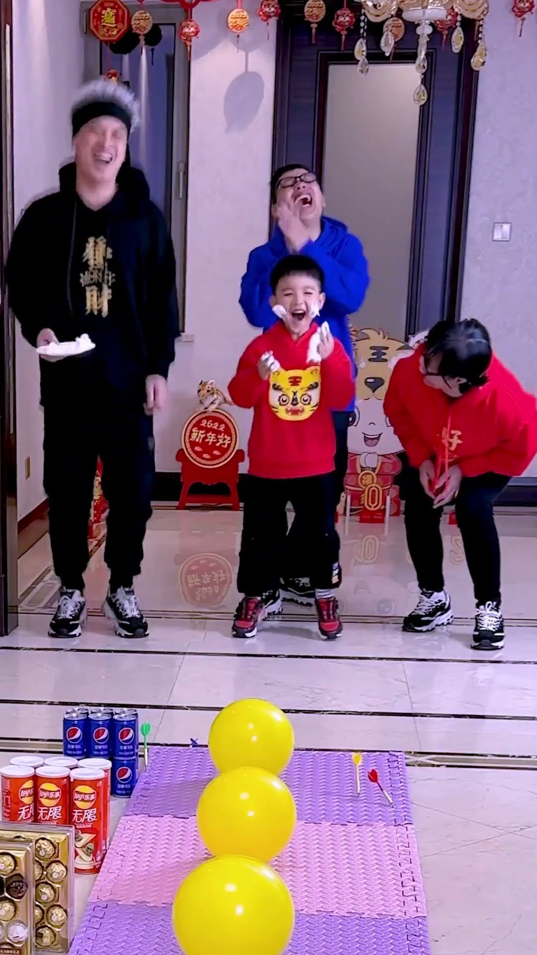 Balloon Popping Challenge To Win Gifts, So Relaxing#Funnyfamily #Partygames #Challenge #Funny#Shorts
