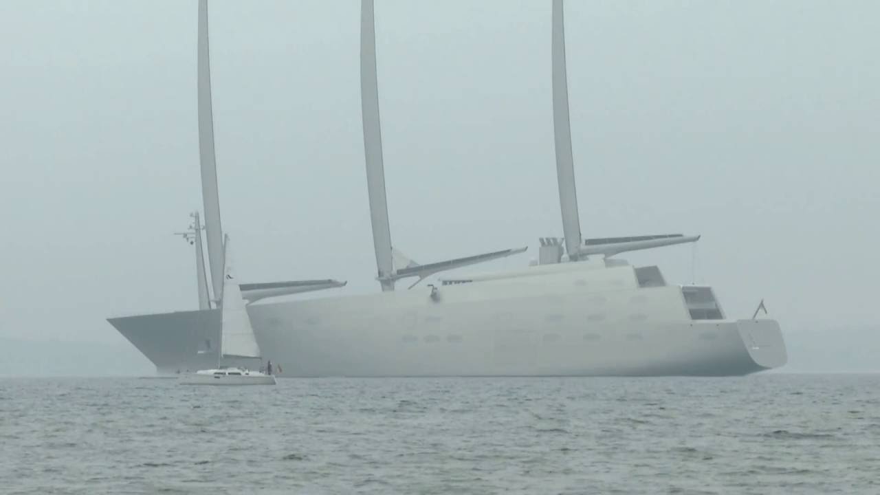 Sailing Yacht "A" setzt Segel under sail voile vela парус 