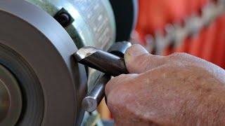 Richard Raffan shapes and sharpens a bowl gouge