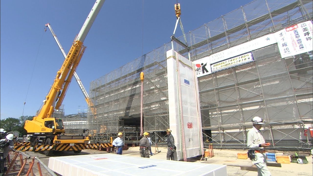 四国水族館に水槽用の巨大パネルが搬入 1枚の重さは8.2トン超 香川