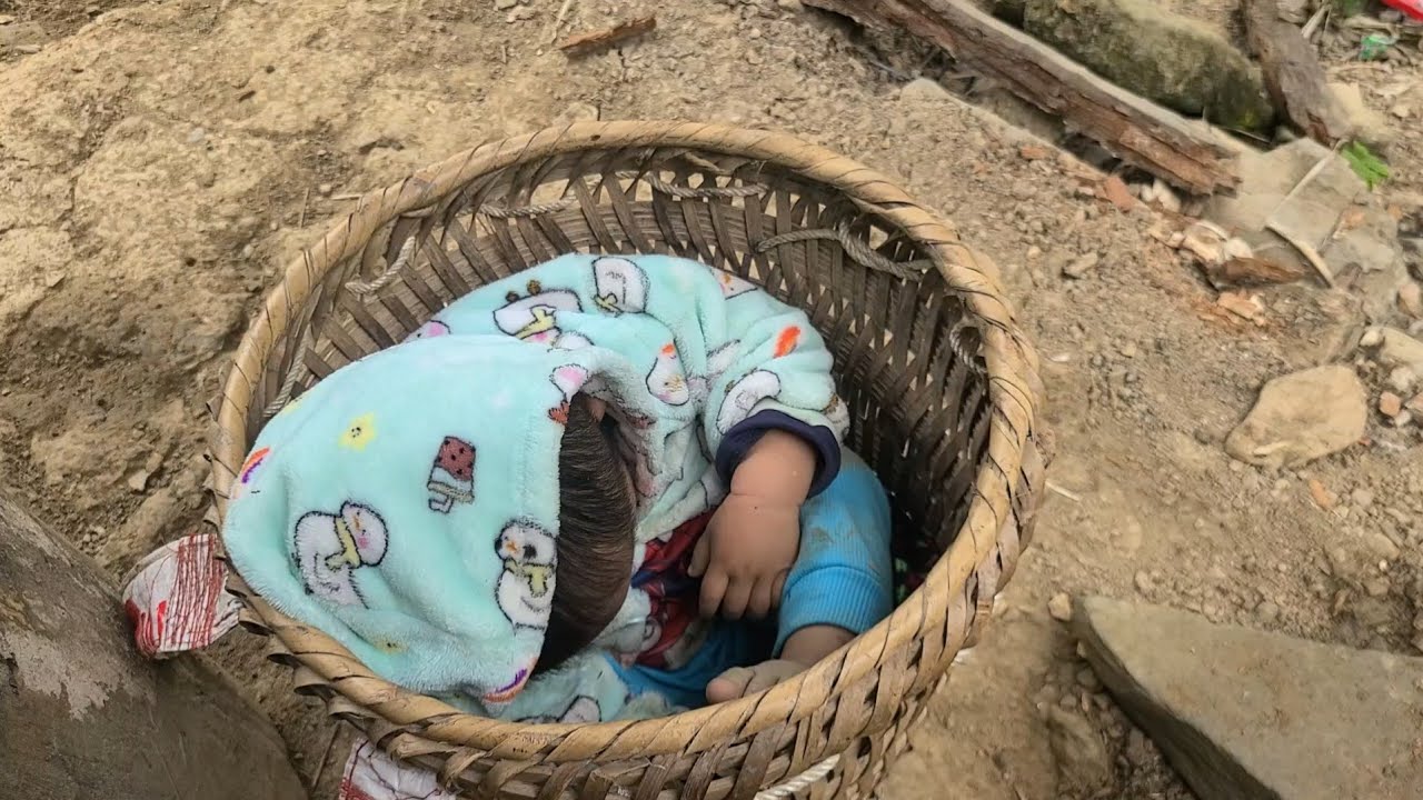 20 days ago, mom went to find a job so the two children could stay home.