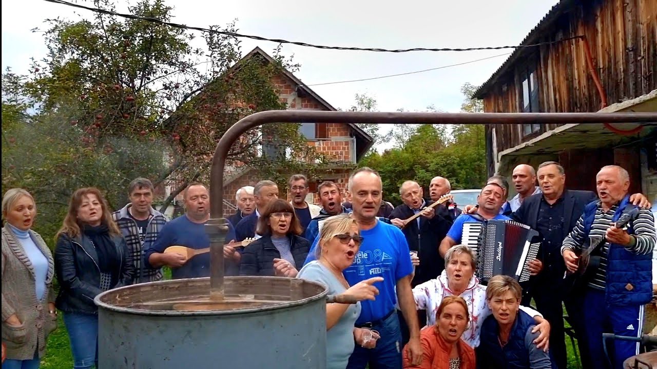 @JA SAM MALU NAUČIO REDA-FURJANSKI BEĆARI-PEČENJE RAKIJE POD MAŠVINOM KOD OBITELJI ŽGELA-TADIJINI ..