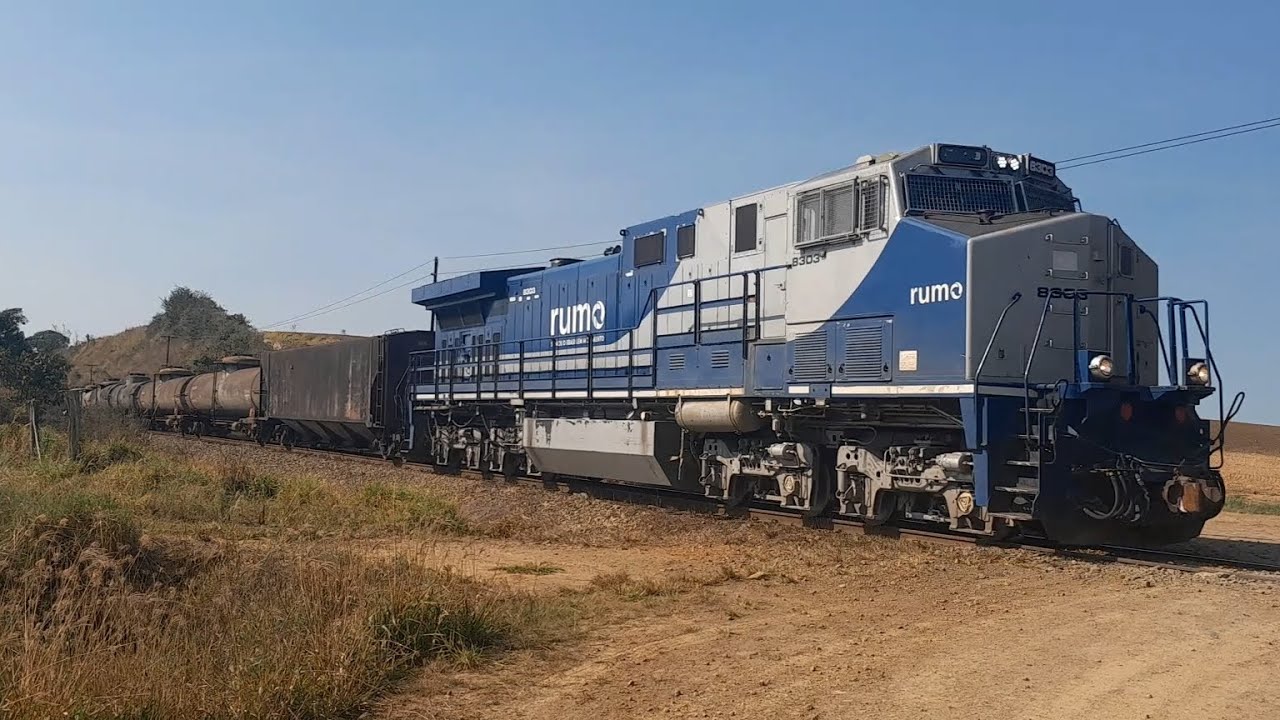 Dash Train Rumo Trem com uma Locomotiva GE Dash-9 40 BBW 8303 Rumo carregado com ...