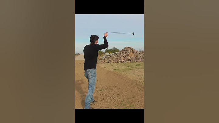 Mit Steinschleuder aus 20 Meter auf Holzplatte.