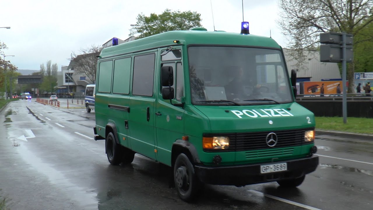GefKw BePol Göppingen verbarrikadiert sich selbst auf Gehweg in Stuttgart
