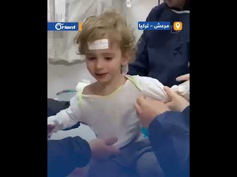 الطفل المعجزة عمر كنو يخرج سالما من تحت الركام ويتلق ى الرعاية الطبي ة اللازمة