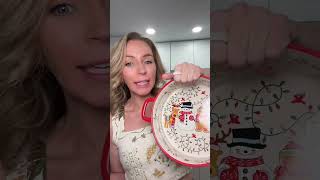 POV: your holiday dishes just got significantly cuter 🎄✨ This seasonal shallow baking dish comes