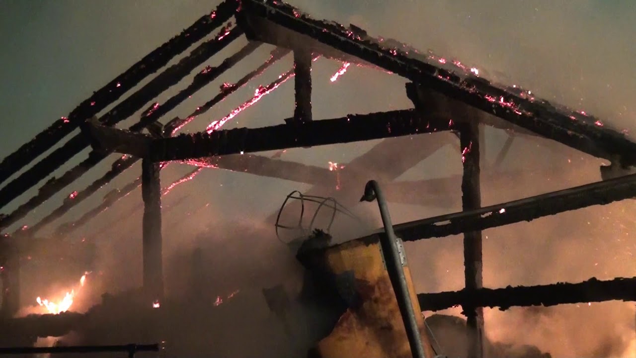 Furioso Incendio a Mezzano (Trento), in fiamme stalla e fienile: oltre 60 Vigili del fuoco in azione