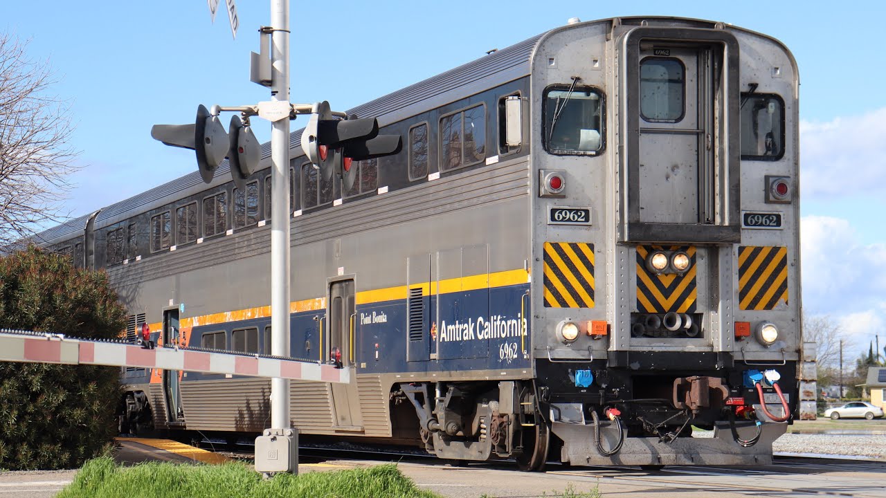 Amtrak San Joaquin’s train 712 at Corcoran CA - YouTube