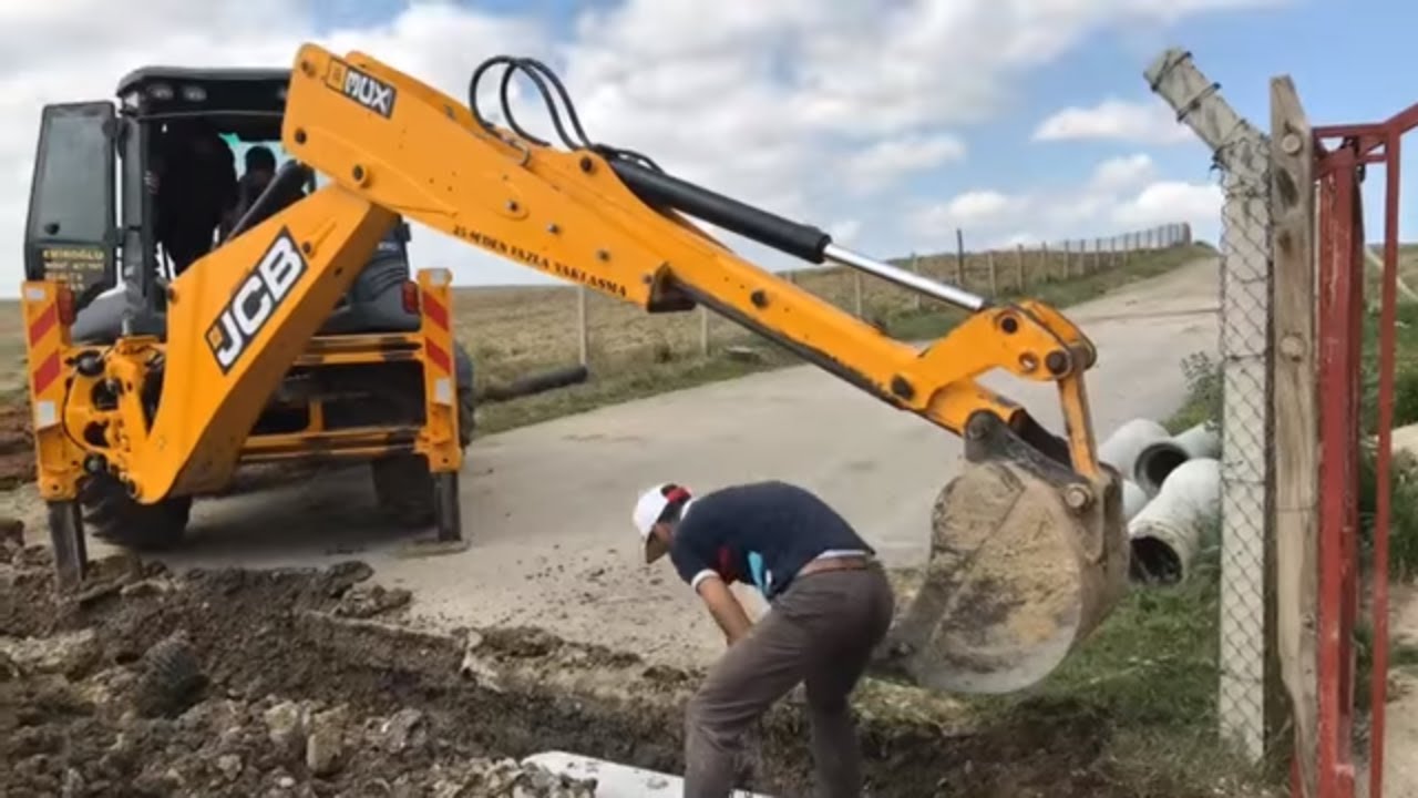 Jcb Beko loder 3cx yolda büz yerleştirme çalışmaları