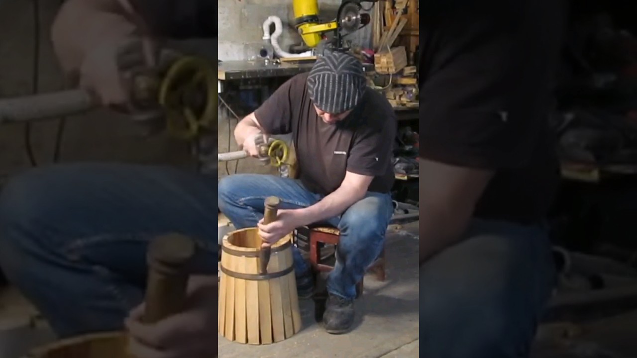 DIY whiskey barrel from an apple tree | Assembling a wooden barrel...