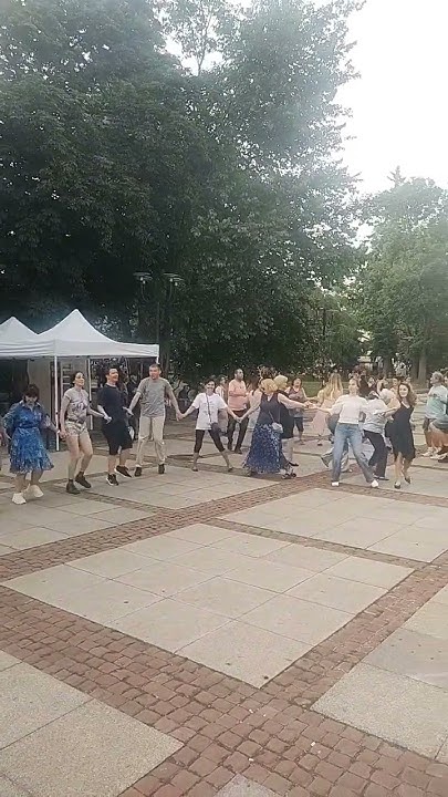 Народно хоро в Градската градина в гр. София - YouTube