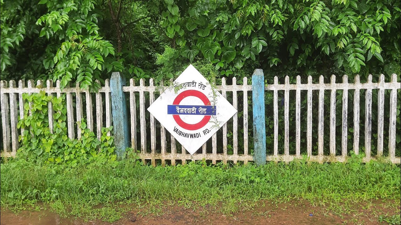 11003 Dadar Sawantwadi Tutari Express Entering Vaibhavwadi Road 11003-dadar-sawantwadi-tutari-express-entering-vaibhavwadi-road