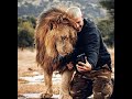 Quem é homem brincando com leões em vídeo viral ( homem tem amizade verdadeira com leão)