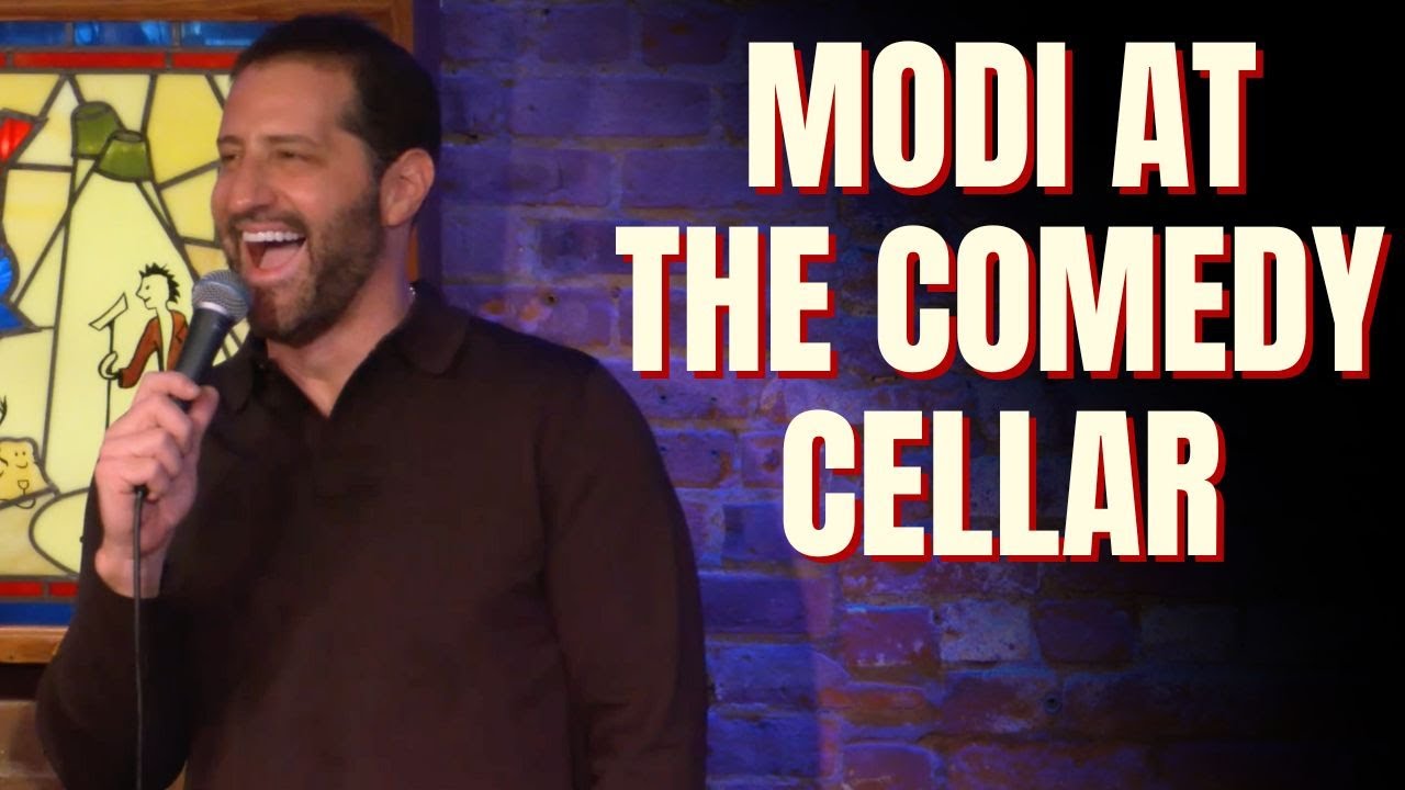 Моди в The Comedy Cellar