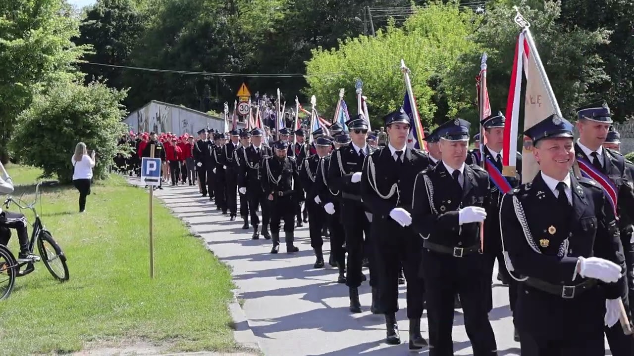 Defilada pododdziałów straży pożarnej podczas obchodów dnia strażaka Sulejów 2025