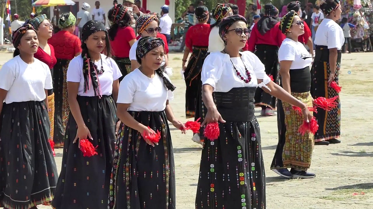 Women dance performance, Flores YouTube