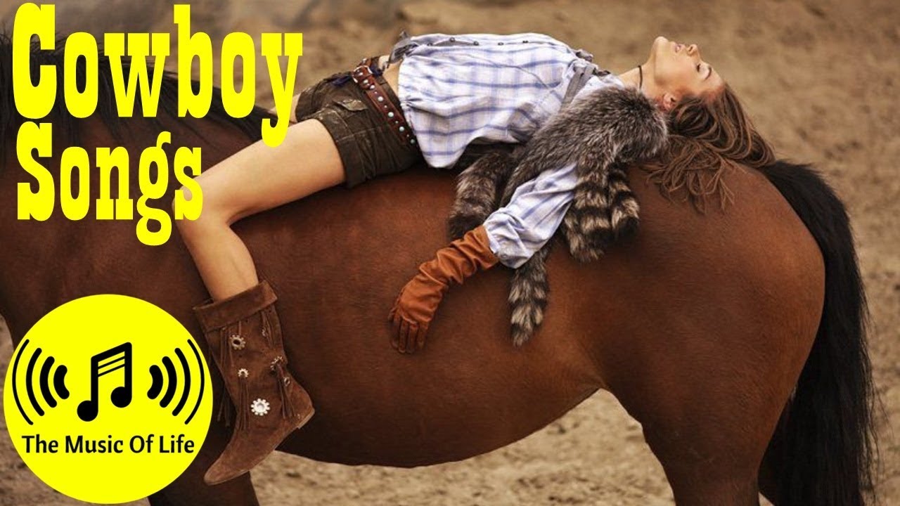 Лежа на коне. Девушка лежит на коне. Женщина лежит с лошадью. Лошадь лежит.