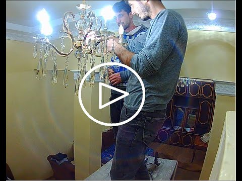 ორი პროფესიონალი ელექტრიკი