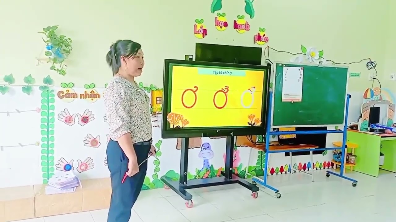 Bé tập tô chữ o, ô, ơ - Lớp Lá 4