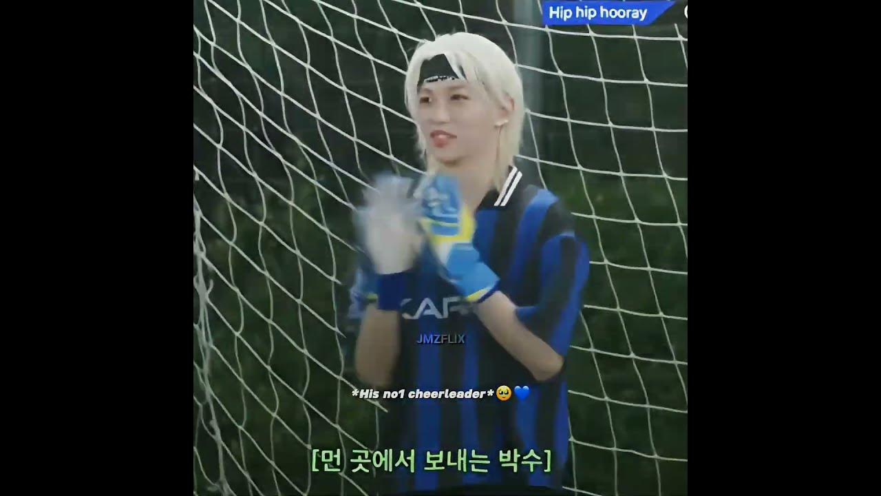 them high-five from afar is melting my heart😩🫀 #hyunjin #felix #hyunlix