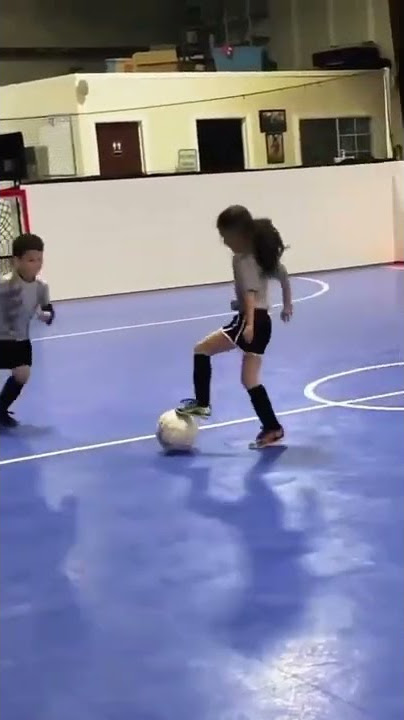 cewek jago main bola