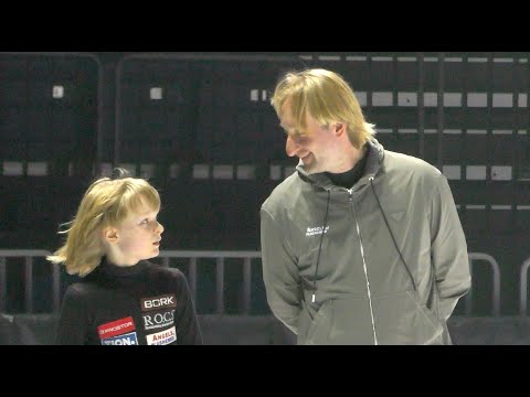 Видео: Отец и сын. Александр Плющенко отрабатывает тройные прыжки